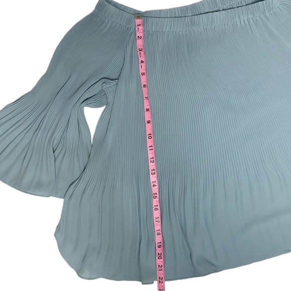 NWT Vince Camuto Off Shoulder Flowy Pleated Blouse Bell Sleeve Stretchy Top - Picture 5 of 9